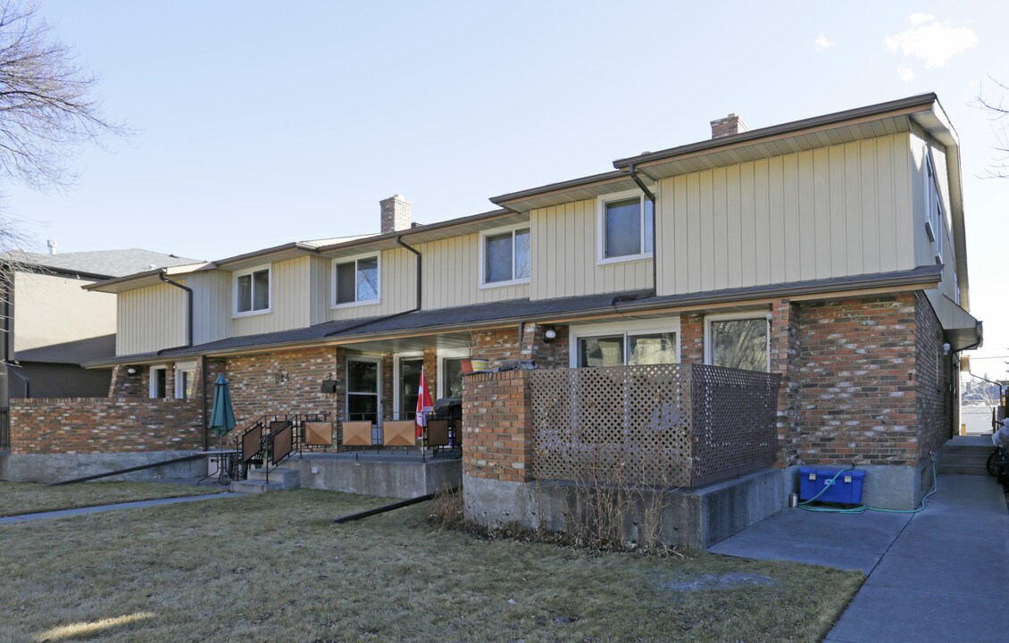 524 33rd St NW in Calgary, AB - Building Photo