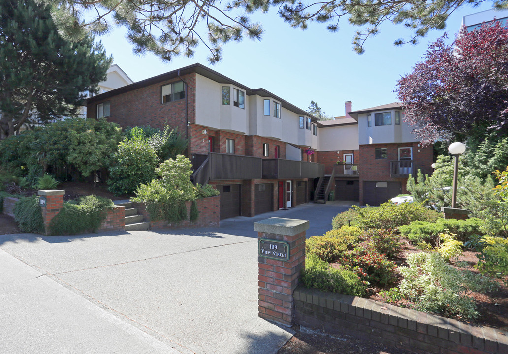 Newhaven Court in Victoria, BC - Building Photo