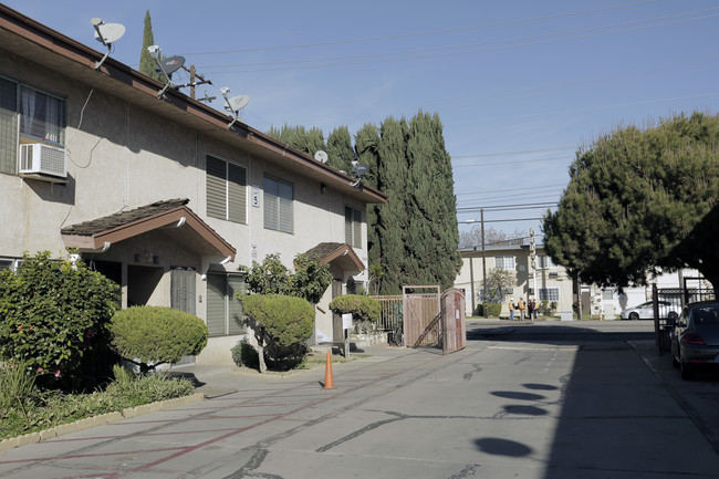 8808 Artesia in Bellflower, CA - Foto de edificio - Building Photo