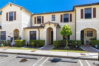 10537 W 32nd Ln in Hialeah, FL - Building Photo - Building Photo