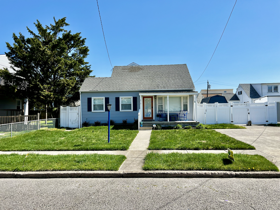 213 2nd St S in Brigantine, NJ - Building Photo