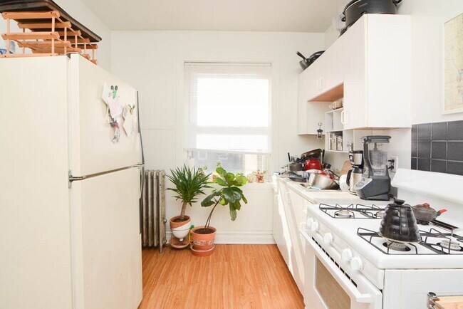 1933 W Crystal St, Unit M00H in Chicago, IL - Foto de edificio - Building Photo