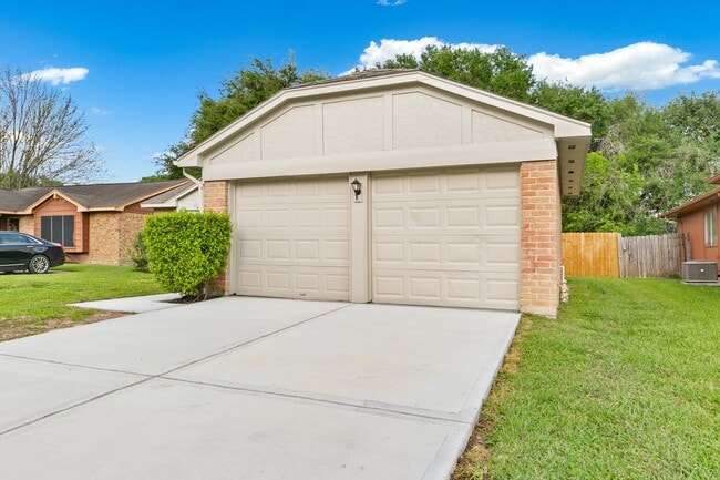 1911 Highcrest Dr in Missouri City, TX - Building Photo - Building Photo