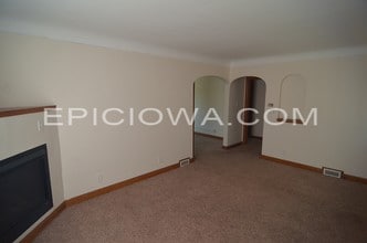 1225 Oakland Rd NE in Cedar Rapids, IA - Building Photo - Building Photo