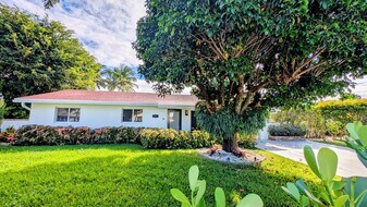 8416 Pine Tree Ln in West Palm Beach, FL - Building Photo