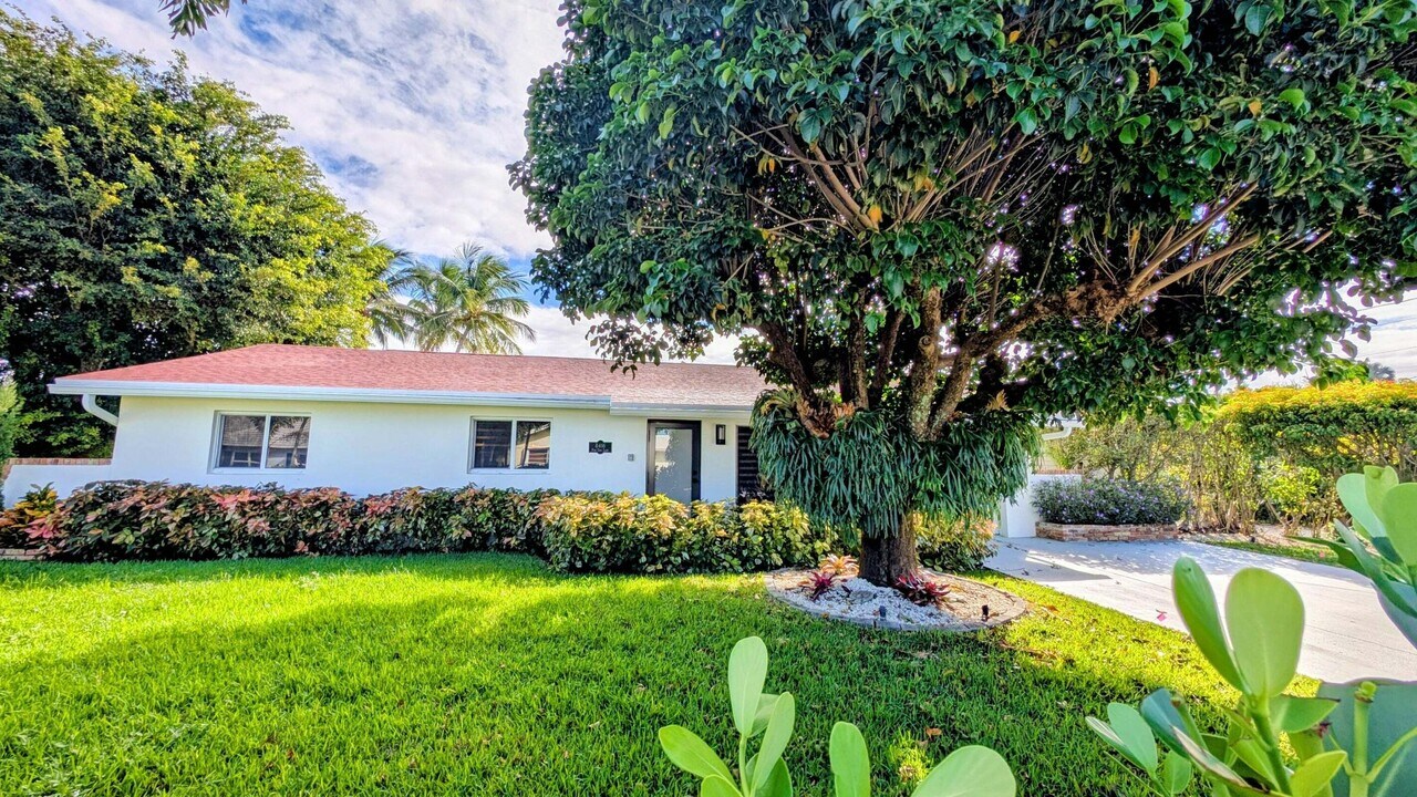 8416 Pine Tree Ln in West Palm Beach, FL - Building Photo