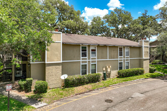 The Oaks Condominiums in Tampa, FL - Building Photo - Building Photo