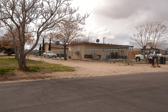 16457 Juniper St in Hesperia, CA - Building Photo - Building Photo