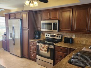 6290 Bahia Del Mar Cir N, Unit 3 in St. Petersburg, FL - Foto de edificio - Building Photo