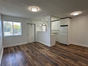 2325 Arthur St in Hollywood, FL - Building Photo - Building Photo