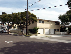 Triplex & 2 Cottages in Oceanside, CA - Foto de edificio - Building Photo