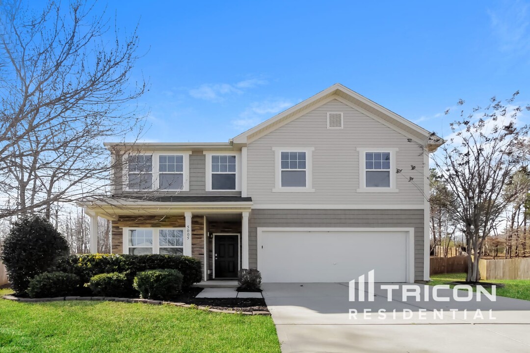 5005 Sandi's Ct in Mount Holly, NC - Building Photo