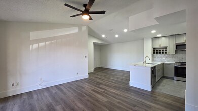 4002 Crockers Lake Blvd, Unit #123 in Sarasota, FL - Building Photo - Building Photo