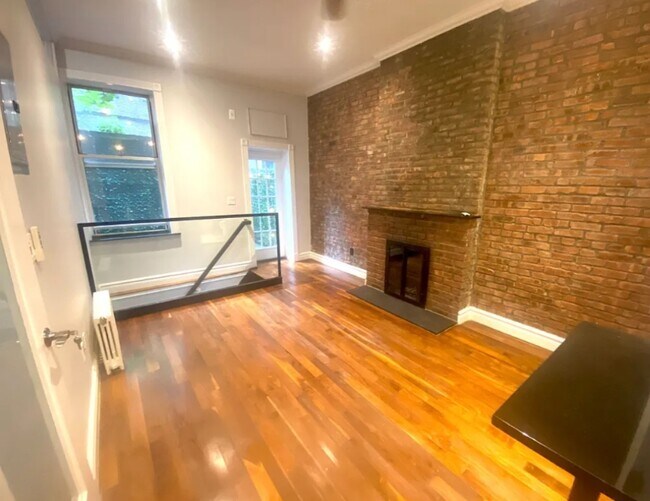 562 Hudson St in New York, NY - Building Photo - Building Photo