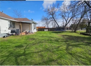 402 W Yeagua St in Groesbeck, TX - Building Photo - Building Photo