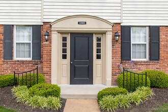 Woods Mill Park Apartments & Townhomes in Chesterfield, MO - Building Photo - Building Photo