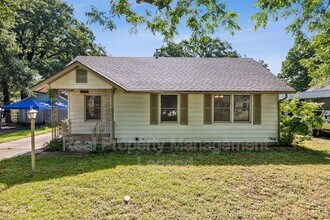 2006 Oakwood St in Fort Worth, TX - Building Photo - Building Photo