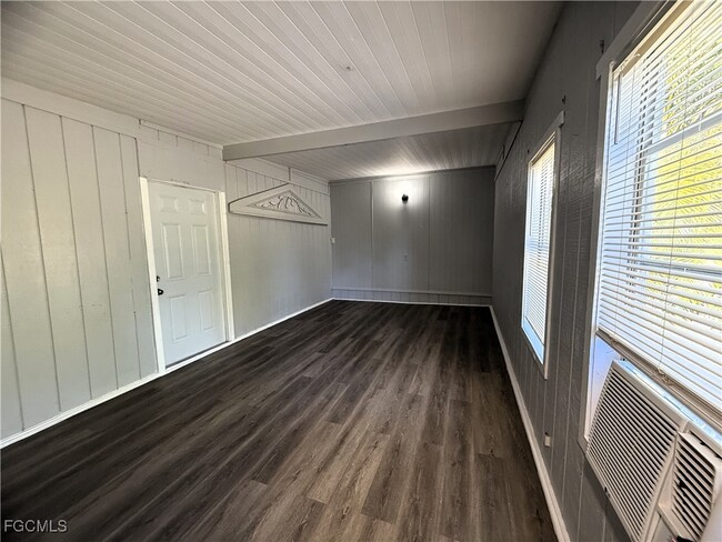 8239 Suncoast Dr in North Fort Myers, FL - Building Photo - Building Photo