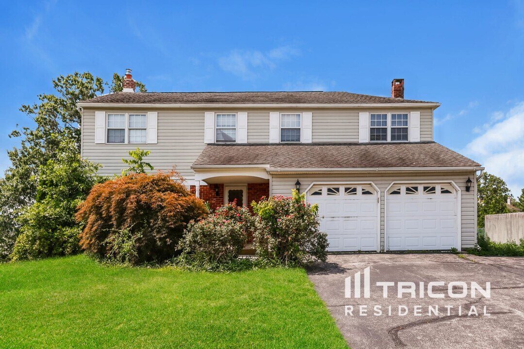 2506 Oakland Dr in Norristown, PA - Building Photo