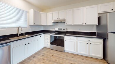 3980 Churn Crk Rd-Unit -20 in Redding, CA - Building Photo - Building Photo