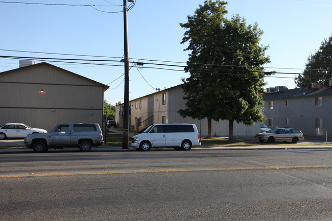 200 N Smith Ave in Dinuba, CA - Foto de edificio - Building Photo