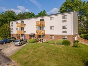 Village Hill (Patriot Walker) in Charleston, WV - Foto de edificio - Building Photo