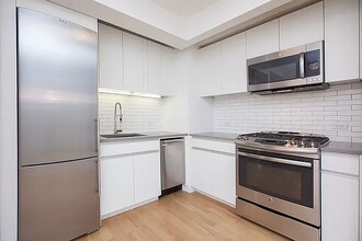 331 E Houston St in New York, NY - Building Photo - Building Photo