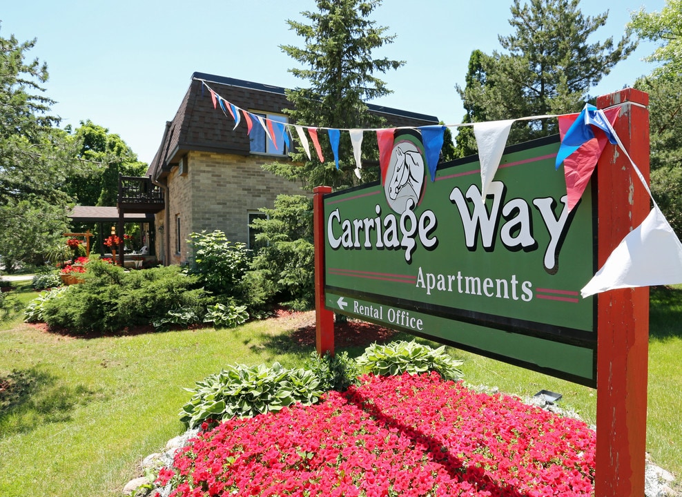 Carriageway in New Berlin, WI - Foto de edificio