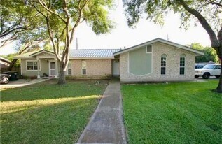 102 Hitching Post Rd in Kyle, TX - Building Photo