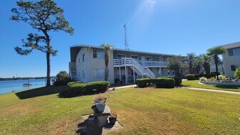 726 Eglin Pkwy in Fort Walton Beach, FL - Building Photo