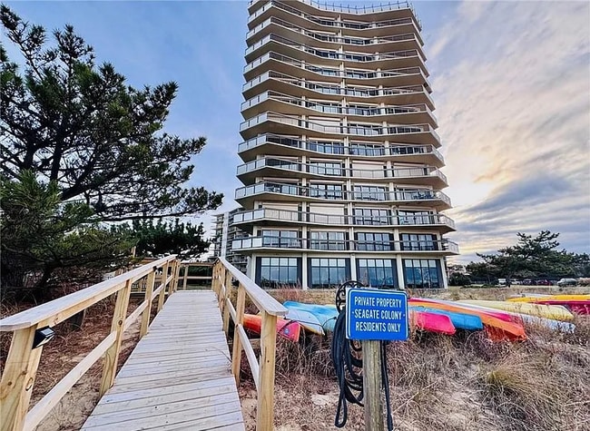 2830 Shore Dr, Unit APT 1000 in Virginia Beach, VA - Foto de edificio - Building Photo