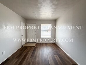 501 W Gilmer St in Ennis, TX - Building Photo - Building Photo