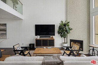 720 Huntley Dr in West Hollywood, CA - Building Photo - Building Photo