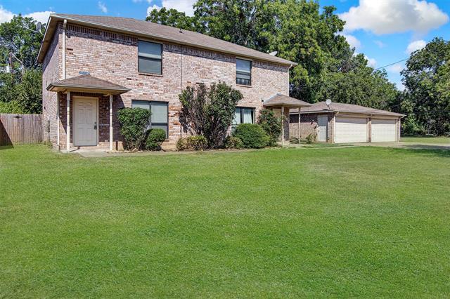 300 S Tarrant St in Crowley, TX - Building Photo
