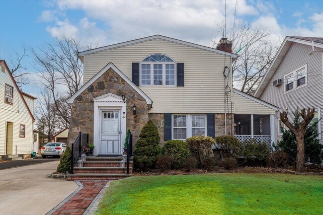 property at 62 Buckingham Pl
