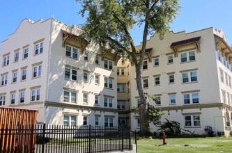 Hanscom and Georgia Row Apartments in Omaha, NE - Building Photo - Interior Photo