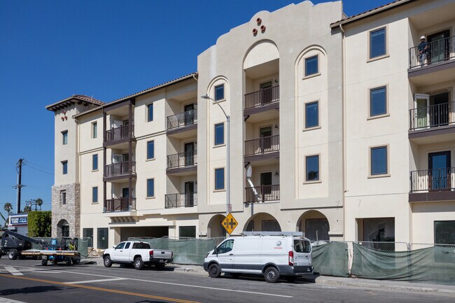Fairview Heights Apartments in Inglewood, CA - Foto de edificio - Building Photo