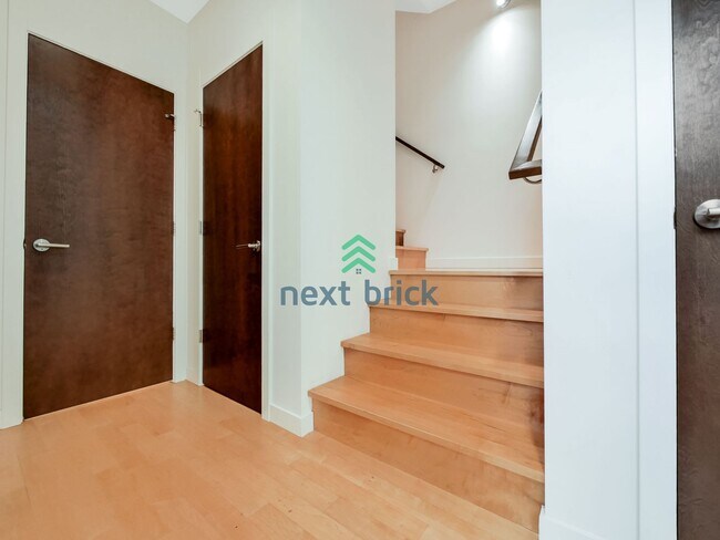 2421 NW 57th St in Seattle, WA - Building Photo - Building Photo