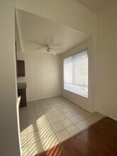 4343 Whitsett Ave, Unit 303 in Los Angeles, CA - Foto de edificio - Building Photo