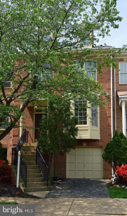 3004 Fallswood Glen Ct in Falls Church, VA - Building Photo