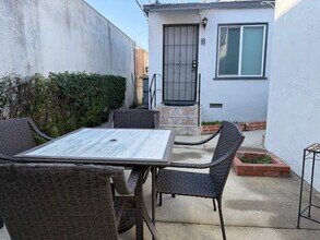 1132 E Harvard St, Unit B in Glendale, CA - Foto de edificio - Building Photo