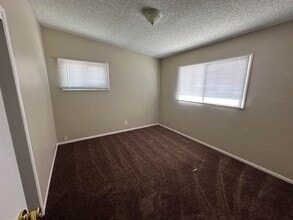 453 Oasis Dr in Ridgecrest, CA - Foto de edificio - Building Photo
