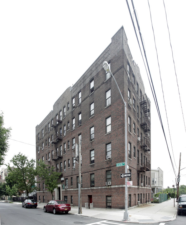 3242 Decatur Ave in Bronx, NY - Foto de edificio