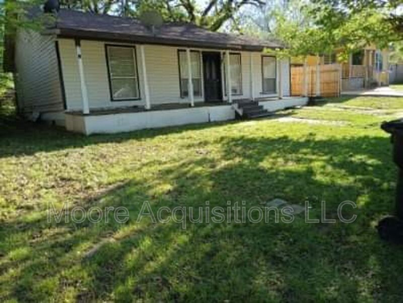 810 W Day St in Denison, TX - Foto de edificio