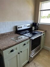 680 SW 10th St in Miami, FL - Foto de edificio - Building Photo