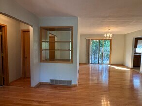 512 Elm St in Hampshire, IL - Building Photo - Building Photo