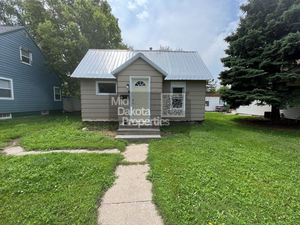 1005 E 2nd Ave in Mitchell, SD - Building Photo