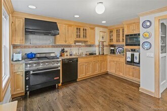 87 Piping Rock Rd in Glen Head, NY - Building Photo - Building Photo