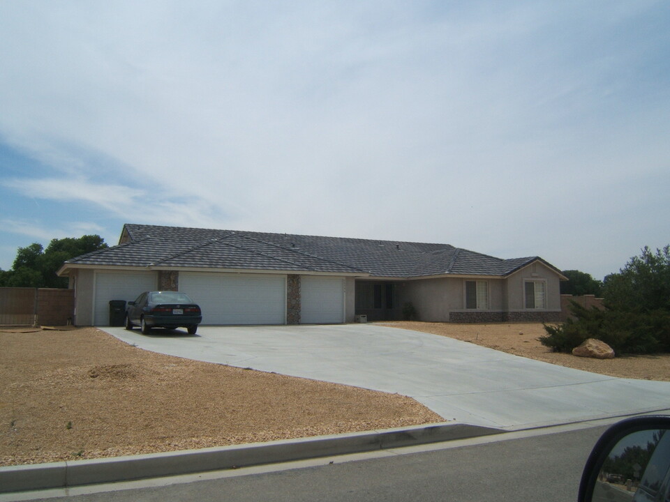 15346 Riverside Dr in Apple Valley, CA - Foto de edificio