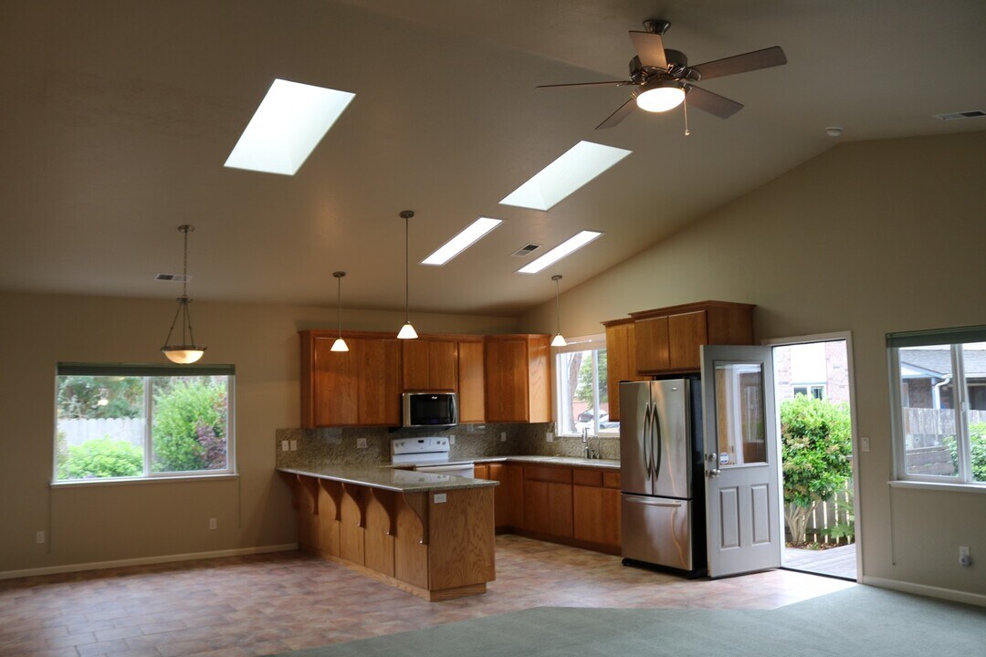 3260 Tremont St in Eureka, CA - Building Photo